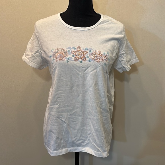 Sonoma Women’s White T Shirt Size M with Shells Fish and Starfish rounded neck‎ - Picture 1 of 7